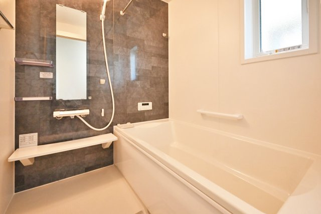 ファーストタウン大吹町新築一戸建て│3SLDK+並列駐車2台可の浴室|浴室暖房乾燥機付のお風呂は足を伸ばせるサイズなので、ゆっくり寛いだバスタイムを過ごせます。