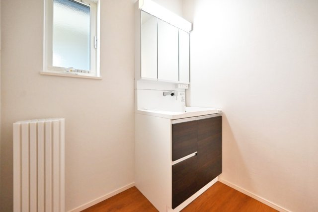 ファーストタウン大吹町新築一戸建て│3SLDK+並列駐車2台可の独立洗面台|三面鏡の裏と洗面台の下に収納スペースがあるので、スキンケア化粧品等の小物からタオルのようなものまできれいに収納できます。