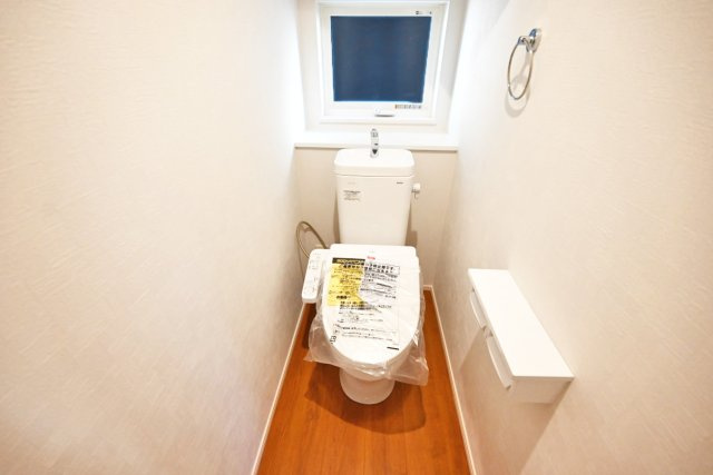 ファーストタウン大吹町新築一戸建て│3SLDK+並列駐車2台可のトイレ|一年中快適に利用できるウォシュレット付トイレには窓もついているので換気扇と併用することで常に新鮮な空気に換気できます。