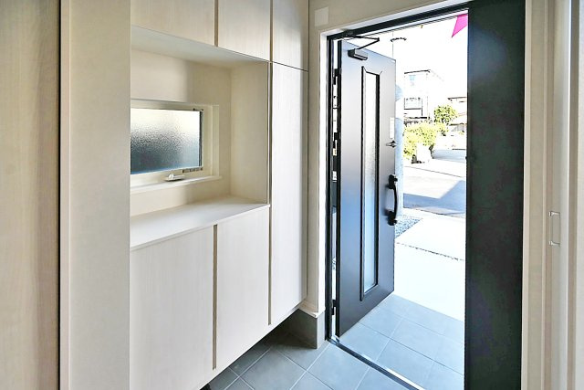 ファーストタウン大吹町新築一戸建て│3SLDK+並列駐車2台可の玄関|玄関には天井まで届く大きな収納スペースがあり、シューズボックスの真ん中には玄関を彩るお花等を飾れるようになっています。