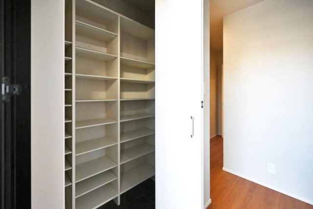 ファーストタウン大吹町新築一戸建て│3SLDK+並列駐車2台可の玄関|玄関横にはシューズクローゼットがあるので、シューズボックスに入りきらない荷物もスッポリ収納。玄関回りをキレイに整理できます。	