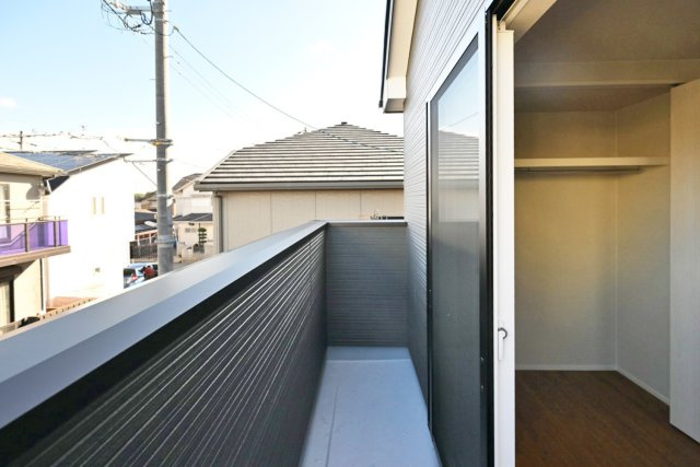 ファーストタウン大吹町新築一戸建て│3SLDK+並列駐車2台可のバルコニー|東に面したバルコニーは全部で2ヶ所有り。洗濯を干すだけでなく、休日にはのんびりと過ごせるスペースです。