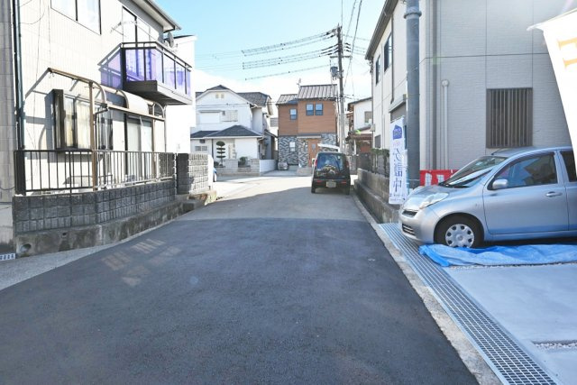ファーストタウン大吹町新築一戸建て│3SLDK+並列駐車2台可の前面道路含む現地写真|前面道路幅員5.9ｍ