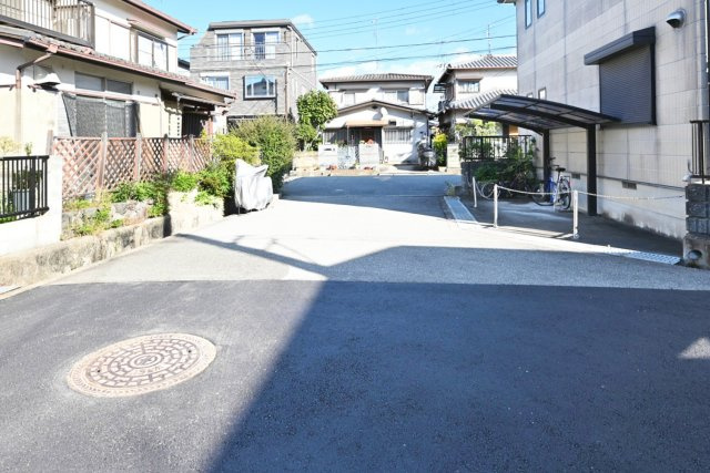 ファーストタウン大吹町新築一戸建て│3SLDK+並列駐車2台可の前面道路含む現地写真|前面道路幅員5.9ｍ