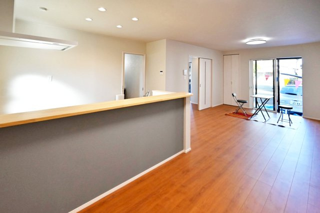 ファーストタウン大吹町新築一戸建て│3SLDK+並列駐車2台可の居間・リビング|オープンタイプの対面式キッチンなので、お料理をしている様子が見えるのもうれしいですね。