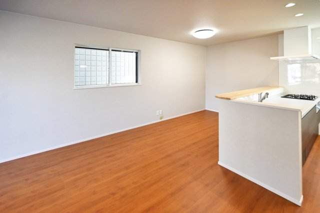 ファーストタウン大吹町新築一戸建て│3SLDK+並列駐車2台可の居間・リビング|リビング入口側から撮影した写真です。ダイニングとリビングが自然と区切られた形になっています。