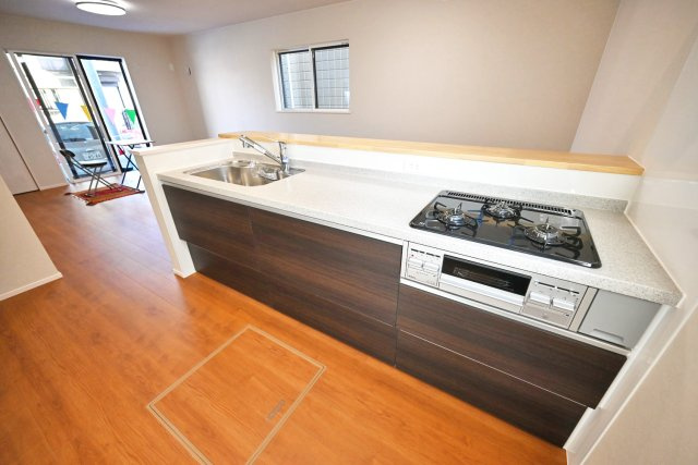 ファーストタウン大吹町新築一戸建て│3SLDK+並列駐車2台可のキッチン|リビング全体が見渡せるオープンキッチンなので、小さなお子様がいるご家庭でも安心です。