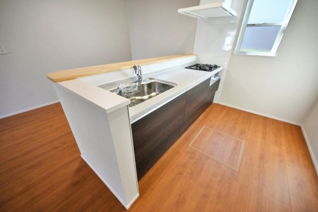 ファーストタウン大吹町新築一戸建て│3SLDK+並列駐車2台可のキッチン|キッチンスペースは食器棚や冷蔵庫を置いても余裕の広さ。又、採光＆換気用の窓が設けられているのでお料理中でも開放的です。