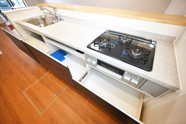 ファーストタウン大吹町新築一戸建て│3SLDK+並列駐車2台可のキッチン|お料理の盛り付けに便利な広いワークトップとシンク下には大きなお鍋もスッポリと入る収納スペースがあります。