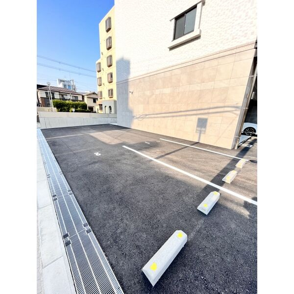 スプランディッド新大阪VIの駐車場