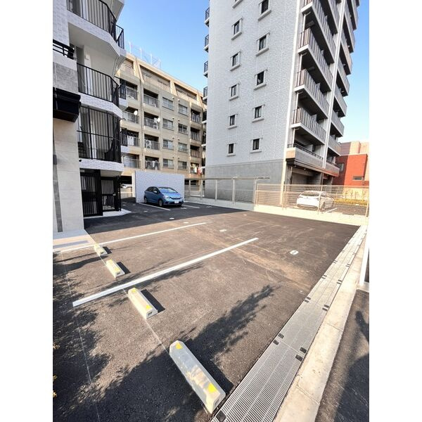 スプランディッド新大阪VIの駐車場