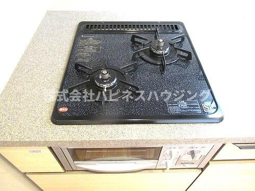 ライオンズタワー柏のキッチン|グリル付２口ガスコンロ　※同タイプ別部屋2023年7月撮影