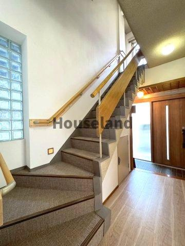 湊北町戸建の内装|北側玄関の廊下、階段