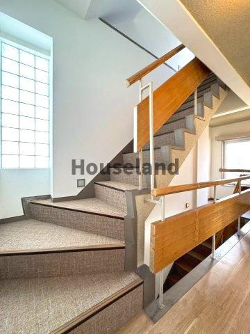 湊北町戸建の内装|3階から屋上への階段