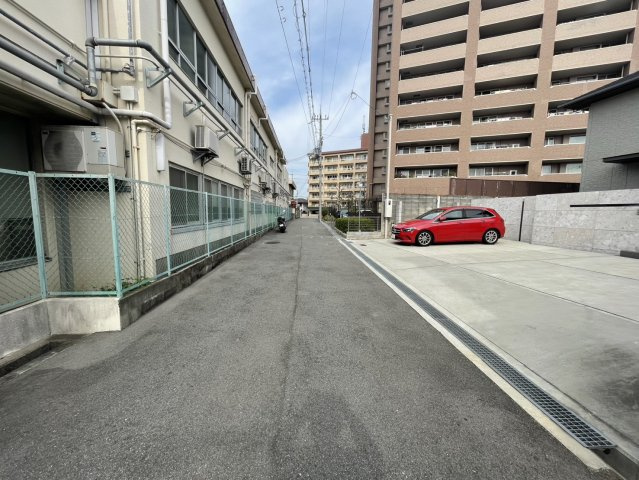 寝屋川市東香里園町 中古戸建の前面道路含む現地写真