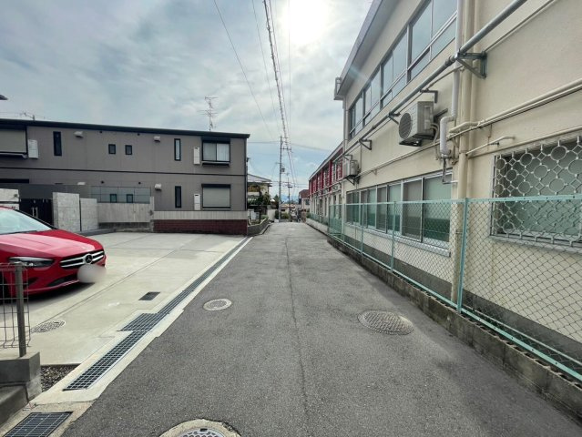 寝屋川市東香里園町 中古戸建の前面道路含む現地写真
