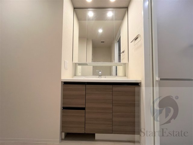 【独立洗面台】 | プラウドタワー北浜 | 賃貸借契約前のお部屋の画像になります。