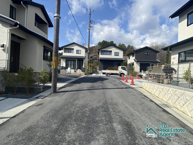 上賀茂本山 新築戸建(3号地)の前面道路含む現地写真