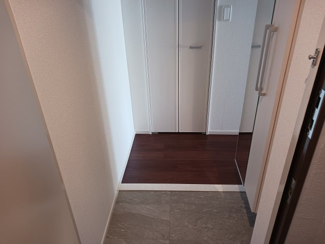 船橋市山野町の賃貸マンションの玄関