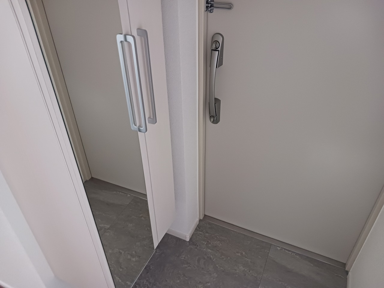 船橋市山野町の賃貸マンションの玄関