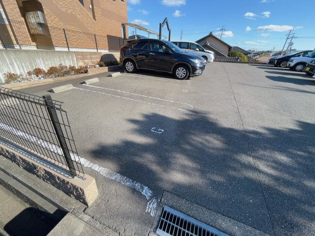 ウィング清水山の駐車場