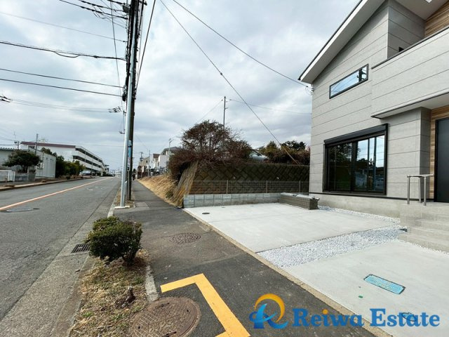 新築戸建　藤沢市大庭の前面道路含む現地写真|前面道路が約11.9ｍと広めに接しているため、人や車の出入りがしやすいです♪