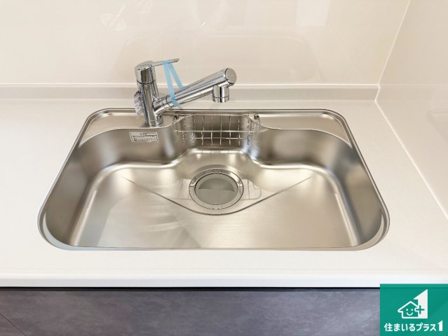 姫路市勝原区山戸　第3期　新築一戸建ての独立洗面台|清潔感のある洗面台です。フラットな鏡は掃除がしやすく毎日清潔！ホースは引き出して使えるので洗顔やお掃除の際に便利です！