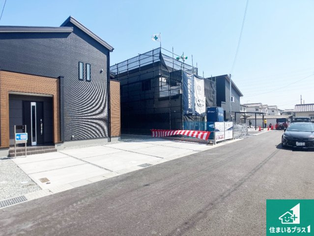 姫路市勝原区山戸　第3期　新築一戸建ての前面道路含む現地写真|周辺は閑静な住宅街！前面道路広々で車の出し入れも便利です。駐車が苦手な方でも安心して車庫入れできます！