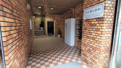 【エントランス】 | エム・あいかわ | タイル張りのおしゃれなエントランスです