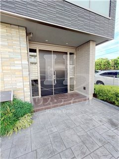 【エントランス】 | アヴェニール コート | 清潔なエントランスです