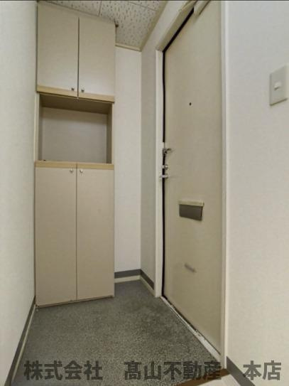 ドミール赤間苑の玄関