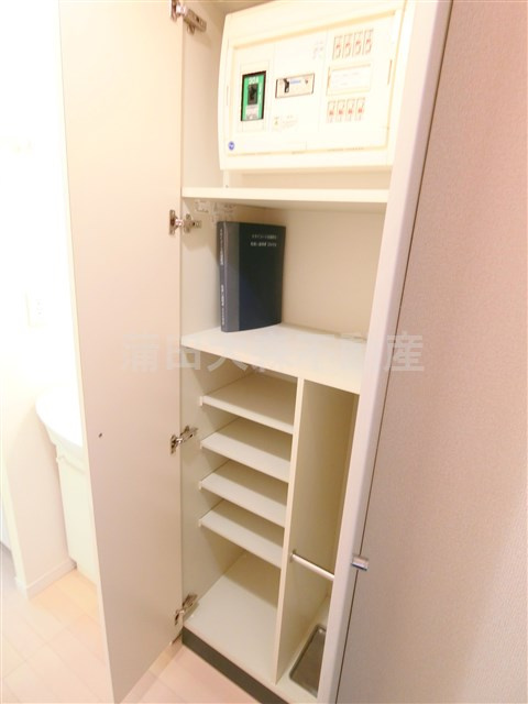 スカイコート武蔵新田の設備|玄関収納　シューズBOX　傘立て