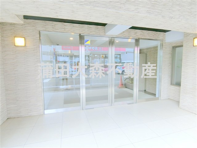 スカイコート武蔵新田のエントランス