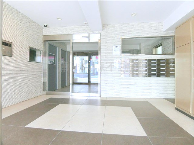 スカイコート武蔵新田のエントランス|防犯カメラTVモニター付オートロック宅配BOXメールBOX管理人室