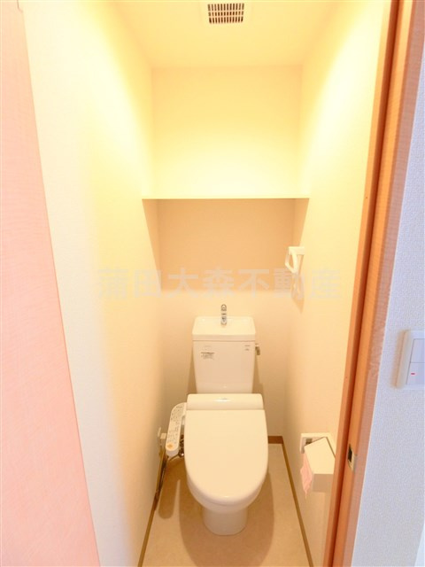 スカイコート武蔵新田のトイレ|棚と温水洗浄便座付きトイレ　