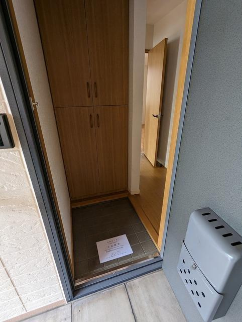 プレマス西亀有の玄関