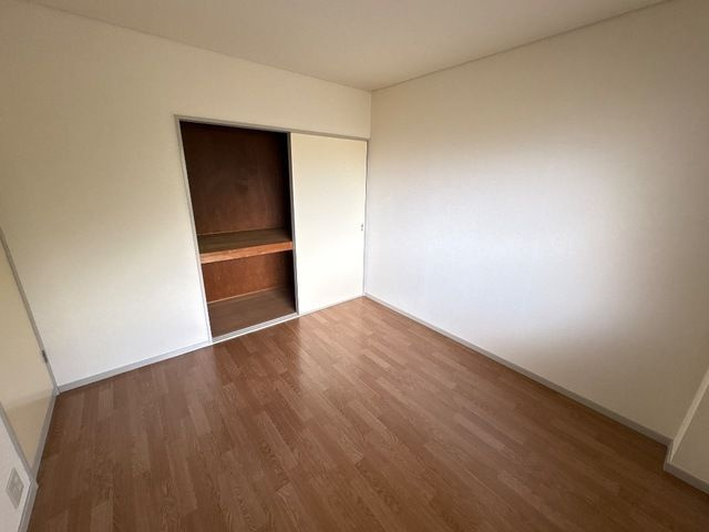 エスポアロイヤルの洋室|落ち着いた色調の洋室です