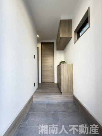 逗子市池子３丁目５９８－７４新築戸建ての玄関|収納もある玄関です