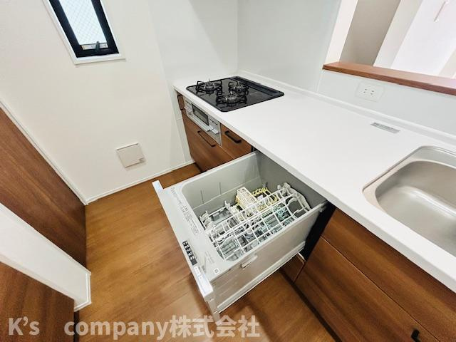 茅ヶ崎市浜須賀　新築戸建　2号棟のキッチン|時間短縮に便利な食洗機付き◇◇