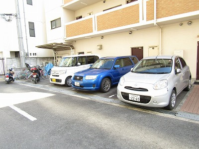 オーソライズ茨木の駐車場