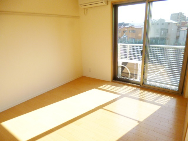 高見シャーメゾンの居間・リビング|とにかく陽当りが良好です!!