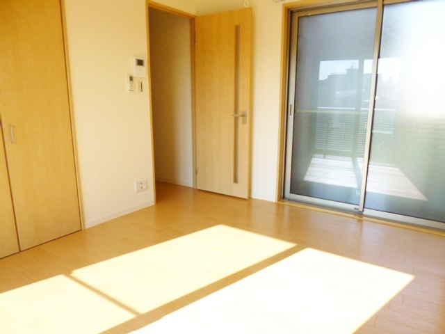 高見シャーメゾンの洋室|目の前で電車が見られます☆