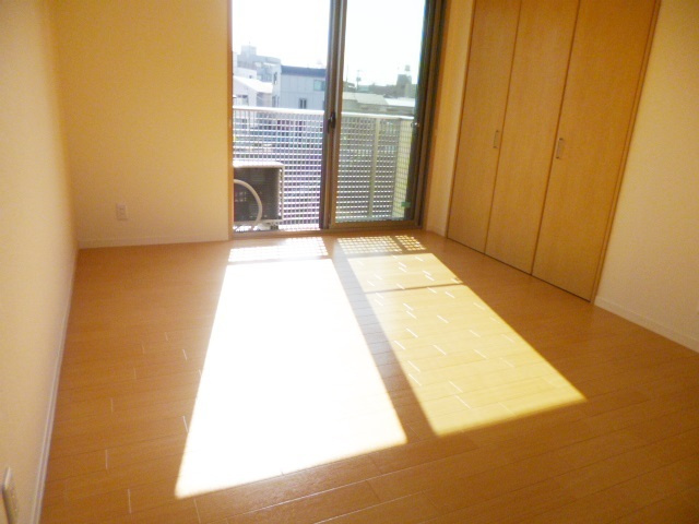 高見シャーメゾンの洋室|陽当り良好！とっても暖かいお部屋です♪