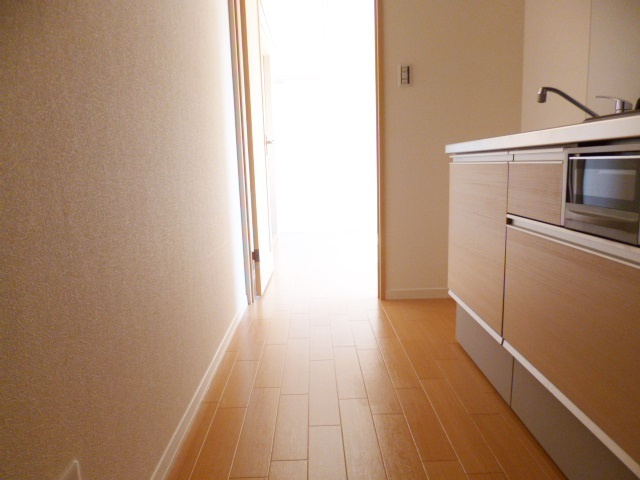高見シャーメゾンのキッチン|洋室へと続く廊下です