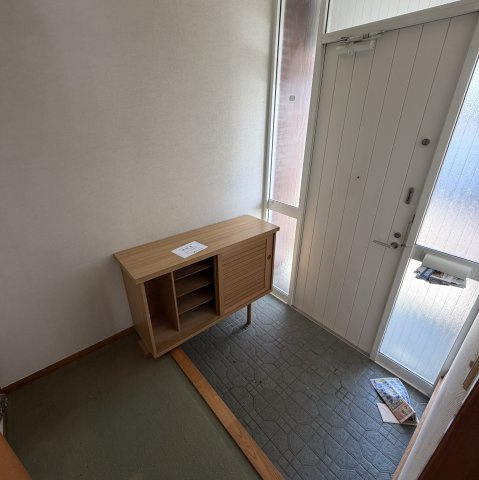 室蘭市八丁平2丁目46-13戸建の玄関