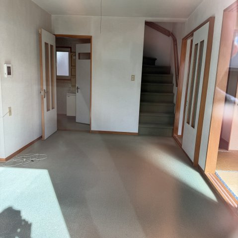 室蘭市八丁平2丁目46-13戸建の居間・リビング