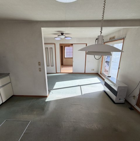 室蘭市八丁平2丁目46-13戸建の居間・リビング
