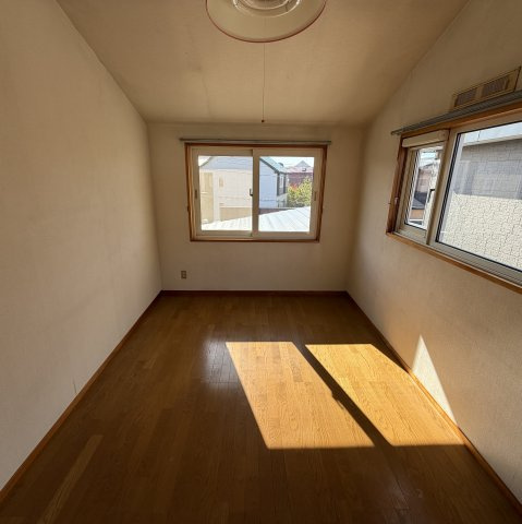 室蘭市八丁平2丁目46-13戸建の居間・リビング