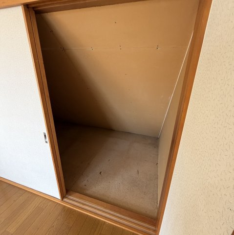 室蘭市八丁平2丁目46-13戸建の玄関