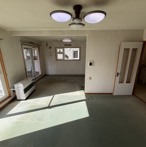 室蘭市八丁平2丁目46-13戸建の居間・リビング